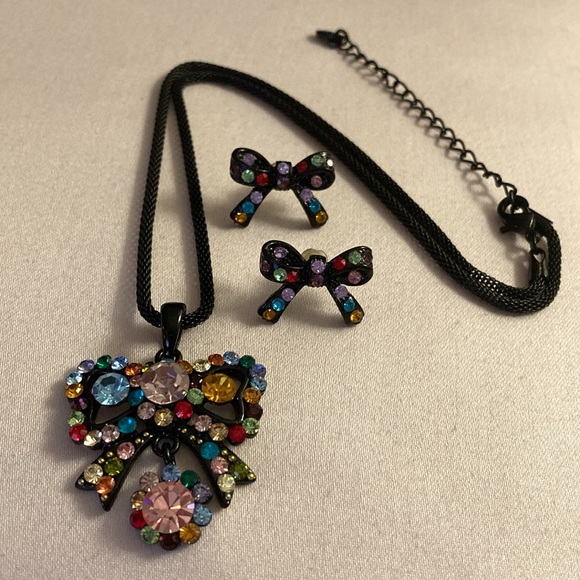 NWOT - VIDA Vintage Black Bow Crystal Pendant, Mesh Chain & Matching Earrings - Picture 3 of 14